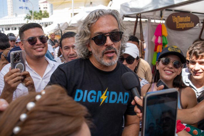 Juan Daniel Oviedo en el Festival Vallenato 2026 dando declaraciones a la prensa y ciudadanos durante su recorrido por Expofestival.