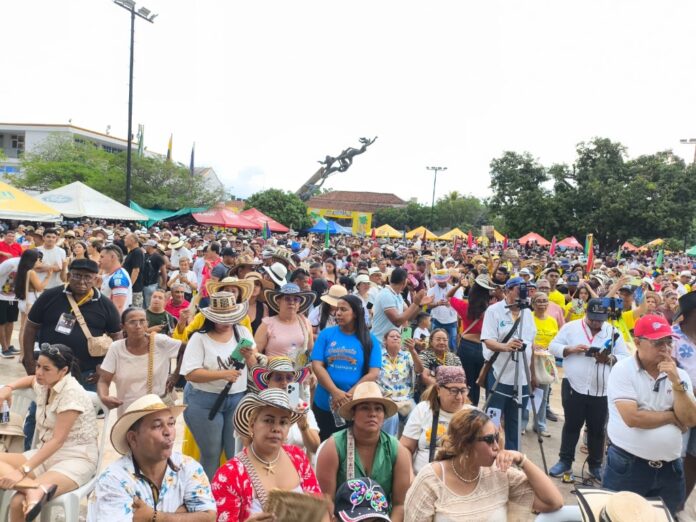 Gran afluencia de público en la Plaza Alfonso López durante el Festival de la Leyenda Vallenata 2026.