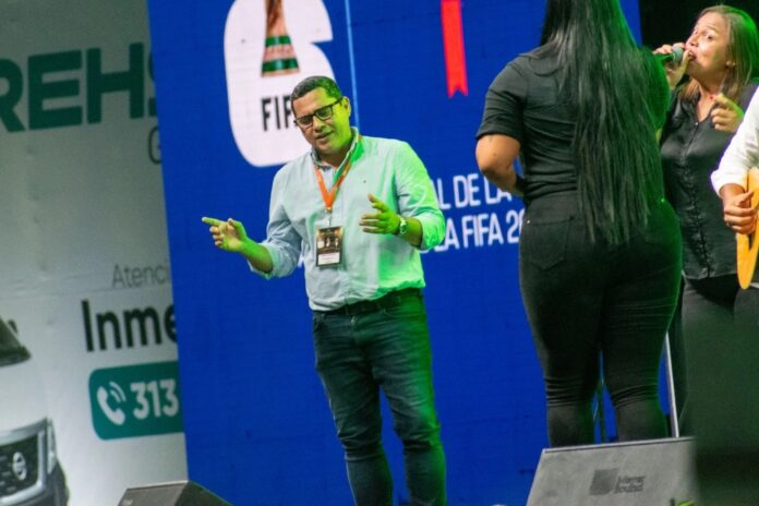 Fabián Dangond Rosado interpretando su obra ganadora en el Festival de la Leyenda Vallenata 2026.