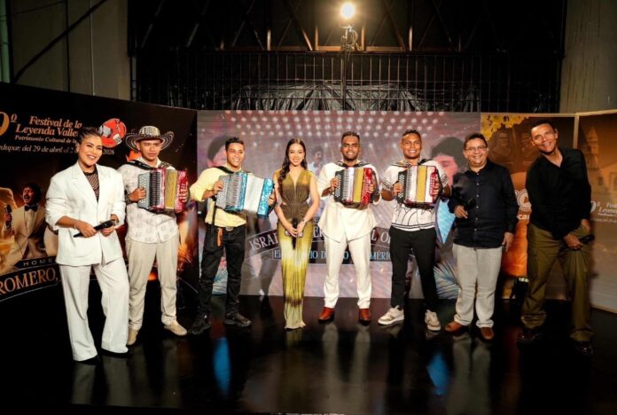 Presentadores y acordeoneros durante la transmisión del Festival Vallenato por Telecaribe en 2026.
