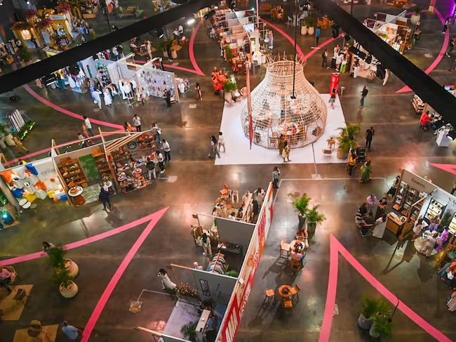 Muestra de mochilas, bolsos, tejidos y productos artesanales del Caribe colombiano durante la Feria AMA en Barranquilla.
