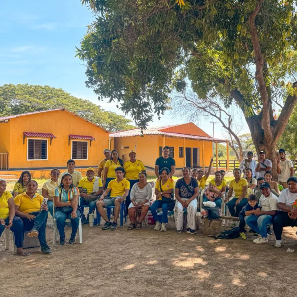 Funcionarios de la Agencia Nacional de Tierras durante entrega de tierras campesinas en el Cesar