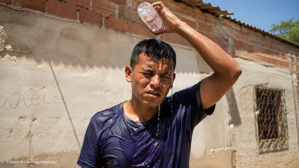 Hombre refrescándose con agua durante una jornada de calor intenso en Valledupar.