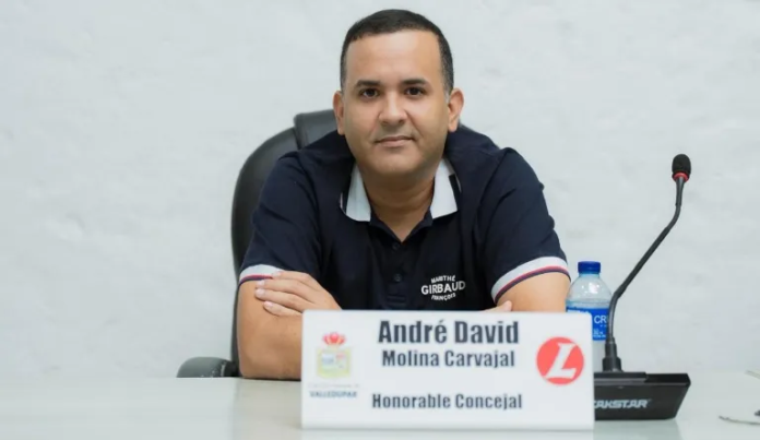 El concejal Andrés David Molina durante una intervención sobre el proyecto de Cátedra Cultural Vallenata en Valledupar.