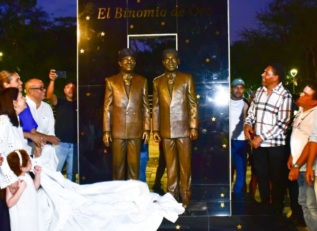 Acto de inauguración de la nueva estatua Binomio de Oro con Israel Romero en Valledupar.