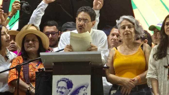 El senador Iván Cepeda en Valledupar pronunciando un discurso sobre la transición energética y el Acuerdo Nacional durante su visita el 9 de mayo.