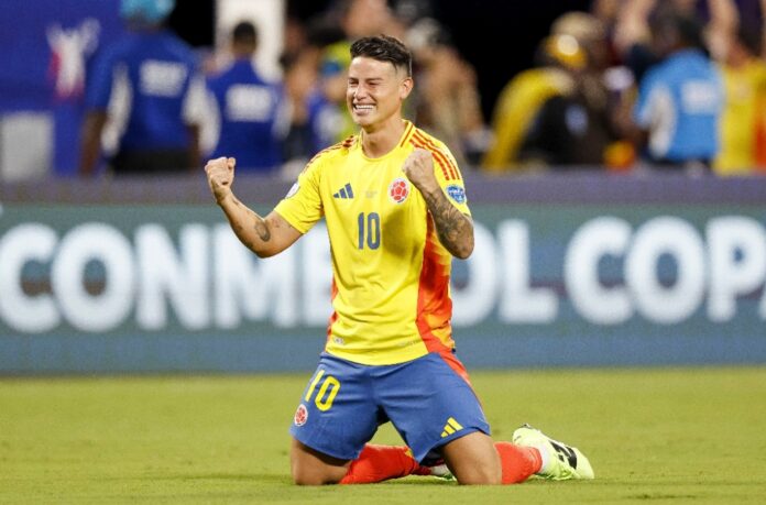 James Rodríguez celebra de rodillas con la camiseta de la Selección Colombia tras confirmar su continuidad.
