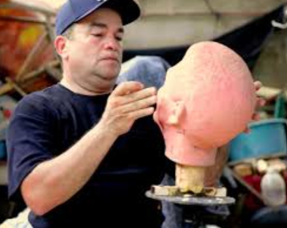 El escultor Jhon Peñaloza Almanza trabajando en el modelado de una pieza artística en su taller.