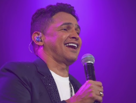 Cantante Jorge Celedón interpretando un éxito vallenato que es tendencia en TikTok