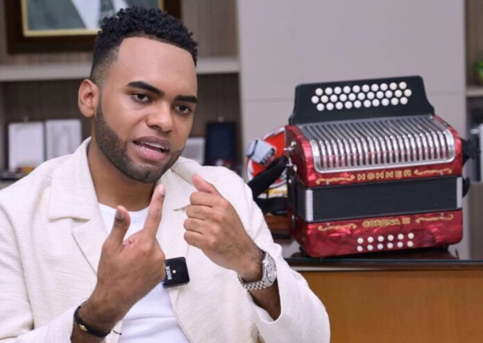 José Juan Camilo Guerra, 'Morocho', el nuevo Rey Vallenato 2026, posando junto a su acordeón tras su coronación en Valledupar.
