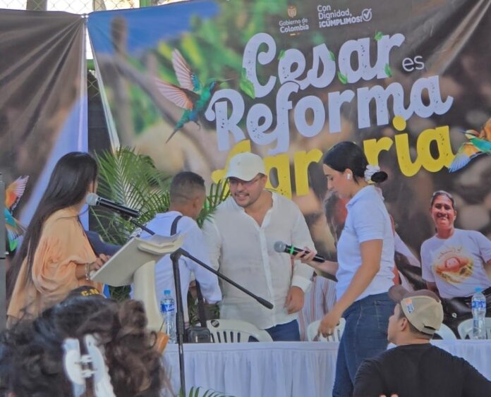 Juan Felipe Harman, director de la Agencia Nacional de Tierras en el Cesar, durante un evento de entrega de predios bajo el lema 'Cesar es Reforma Agraria'