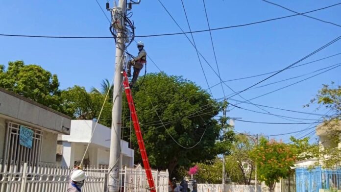 Técnicos de Afinia realizan mantenimiento de redes eléctricas en un barrio de Valledupar