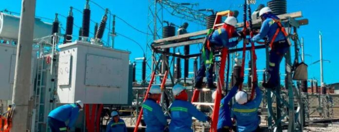 Operarios trabajando en los cortes de energía en Valledupar programados por Afinia.