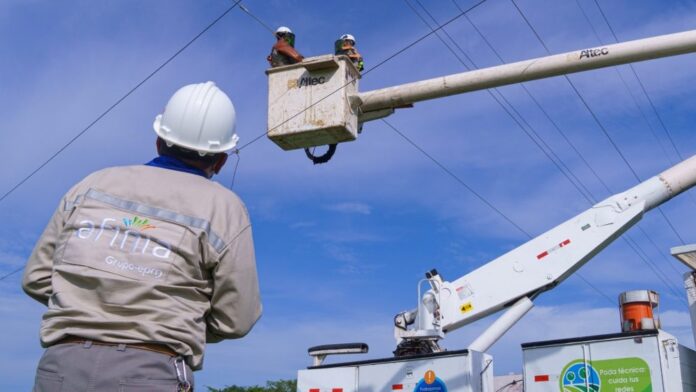 Técnicos de Afinia realizando labores de mantenimiento y modernización de redes eléctricas en el departamento del Cesar.