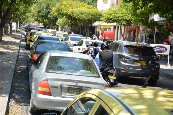 Congestión vehicular que ilustra el balance de movilidad en Valledupar Festival Vallenato 2026.