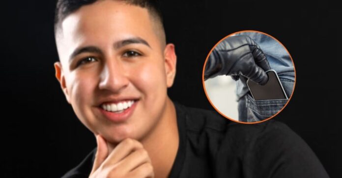 Martín Elías Jr. sonriendo junto a una representación del robo de su celular en el Festival Vallenato.