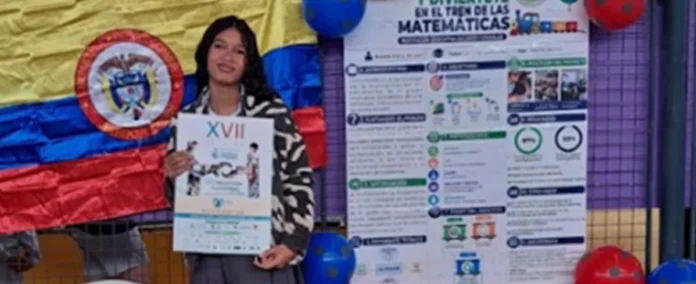 Mercy De León Olivo, estudiante destacada de la educación en Valledupar, junto a su proyecto de investigación científica.