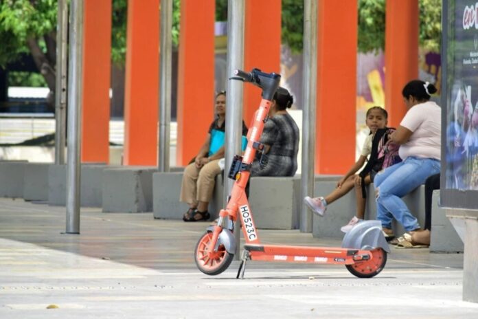 Monopatín eléctrico de Yango estacionado en un espacio público, representando la nueva movilidad urbana en Valledupar.