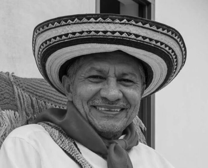 Retrato del maestro Nicolás ‘Colacho’ Maestre, reconocido compositor y folclorista vallenato, luciendo un sombrero vueltiao y pañoleta roja.