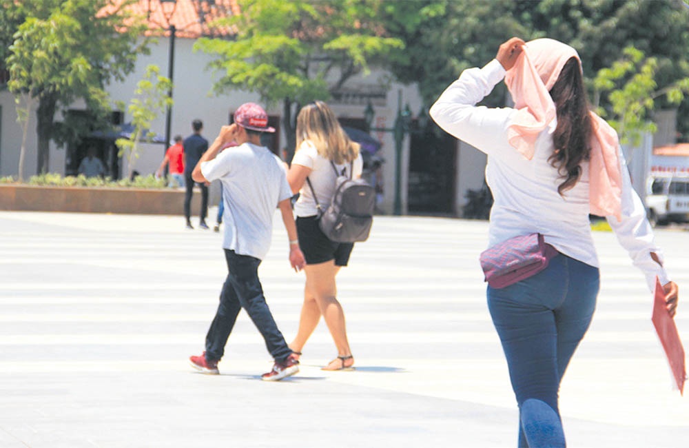 Ciudadanos en Valledupar protegiéndose del calor extremo y las altas temperaturas causadas por el Fenómeno de El Niño.