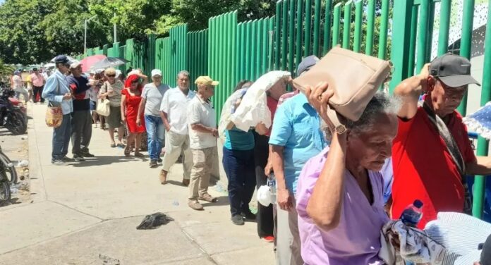 Adultos mayores haciendo fila bajo el sol en Valledupar para el cobro del subsidio de Colombia Mayor.