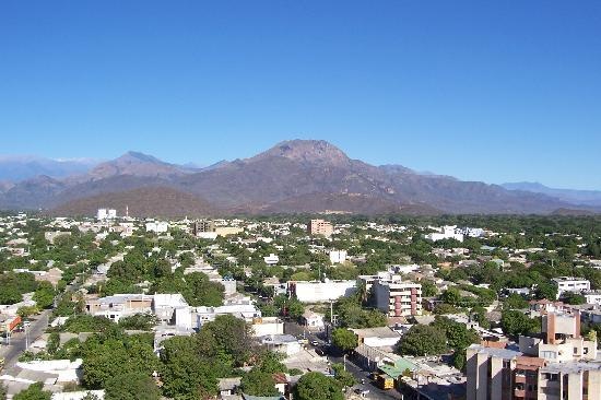 Vista aérea de Valledupar hoy, destacando su crecimiento urbano y el cordón montañoso de la Sierra Nevada.