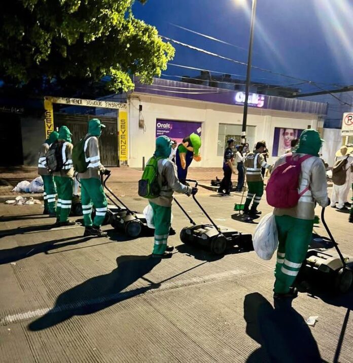Operario de limpieza trabajando en las gradas del escenario, destacando la labor del personal de aseo en el Festival Vallenato.