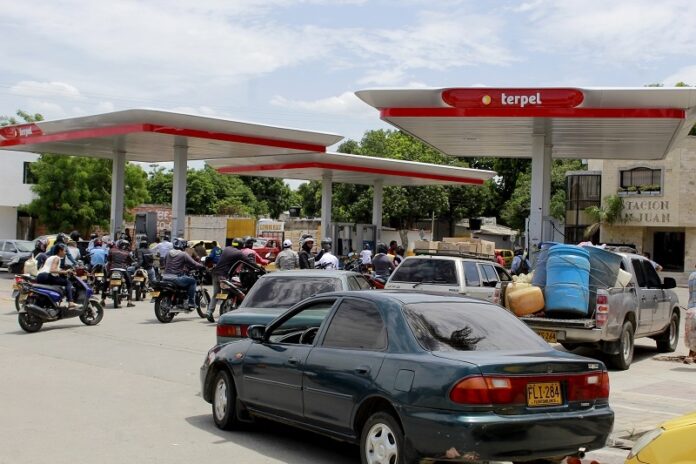 Estación de servicio en Valledupar con filas de vehículos tras el aumento en el precio de la gasolina Valledupar 2026.