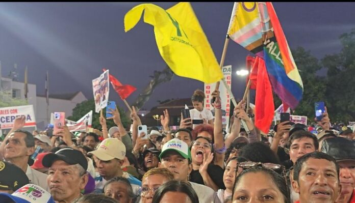 Multitud en la Plaza Alfonso López de Valledupar con banderas y pancartas durante la protesta de estudiantes de la UPC