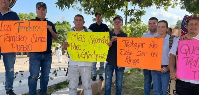 Tenderos protestando en Valledupar con pancartas contra la inseguridad y las extorsiones