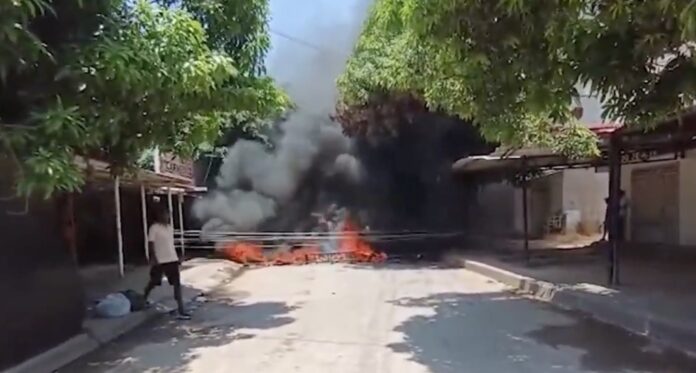 Bloqueo y quema de llantas en Tierra Prometida por fallas en el suministro eléctrico en Valledupar.