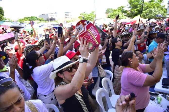 Asistentes al Festival de la Leyenda Vallenata 2026 celebrando durante uno de los eventos masivos en Valledupar.