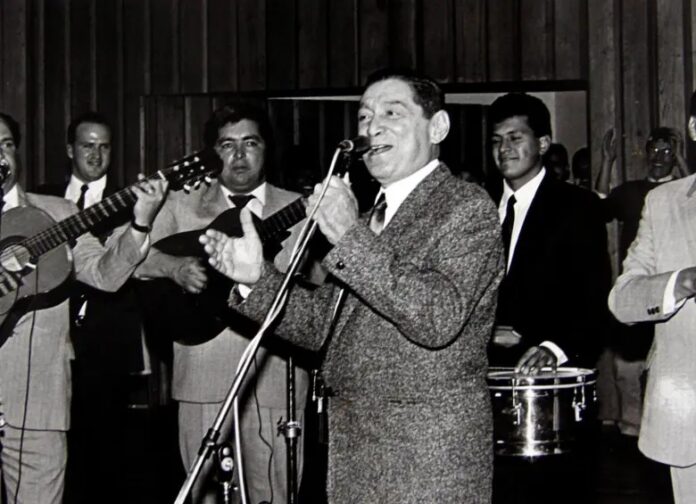 El maestro Rafael Escalona interpretando sus composiciones en una presentación musical histórica.