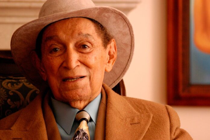 Retrato del maestro Rafael Escalona, figura clave del vallenato, durante un homenaje a su trayectoria musical.