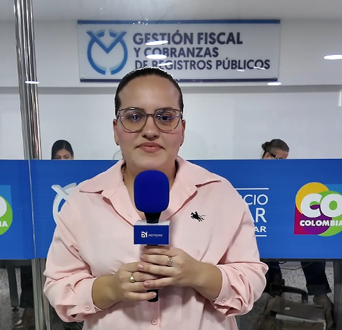 Reportera entregando información oficial desde la oficina de Gestión Fiscal y Cobranzas de Registros Públicos.