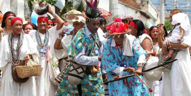 Representación tradicional de la Leyenda Vallenata Virgen del Rosario con danzantes y figuras históricas en las calles de Valledupar.