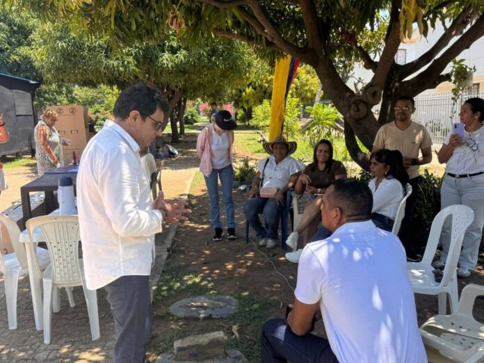 Líderes comunales reunidos en un sector popular de Valledupar discutiendo los resultados de las elecciones de JAC