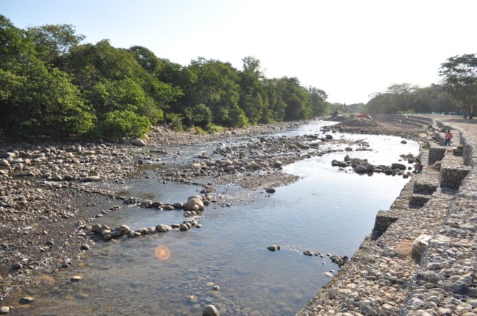 Panorámica del río Guatapurí en Valledupar mostrando bajo nivel de caudal y piedras expuestas debido a la sequía.