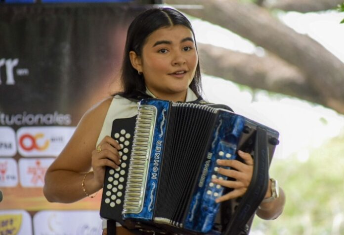 Sara Rhenals Escobar ejecutando el acordeón durante su coronación como Reina Mayor del Festival Vallenato 2026.