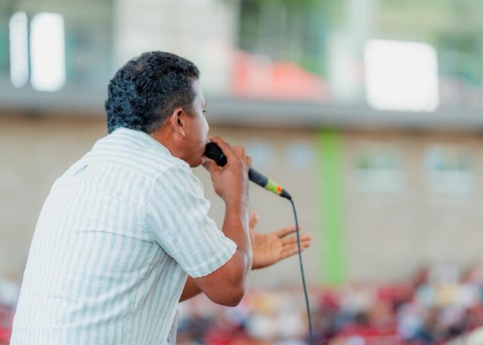 Compositor interpretando su obra en el concurso de Canción Inédita Festival Vallenato 2026 ante el jurado en Valledupar.