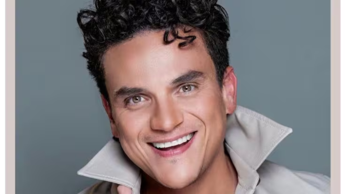 Primer plano del cantante Silvestre Dangond celebrando su cumpleaños número 46.