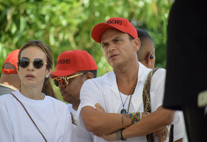 El cantante Silvestre Dangond en el Festival Vallenato 2026 observando atentamente la competencia de su acordeonero 'El Morocho'.