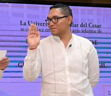 Guillermo Andrés Echavarría Gil durante su acto de posesión como rector de la Universidad Popular del Cesar, cargo del cual ha sido suspendido provisionalmente por el Consejo de Estado.