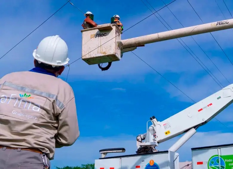 Operarios de Afinia en Valledupar realizando trabajos de mejora en la red eléctrica y reposición de transformadores.