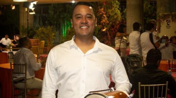 Juan de la Rosa, docente ganador de la subvención de la Fundación Cultural Latin GRAMMY 2025.