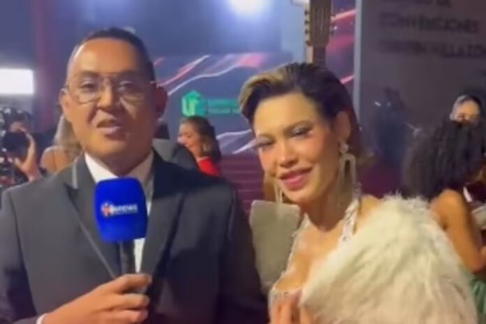 La cantante Ana del Castillo en Valledupar durante la entrevista viral con el periodista José Vargas en una alfombra roja.