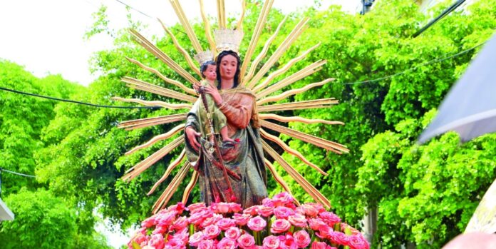 Estatua de la Virgen del Rosario Valledupar 2026 decorada con rosas rosadas durante la procesión en el Festival de la Leyenda Vallenata.
