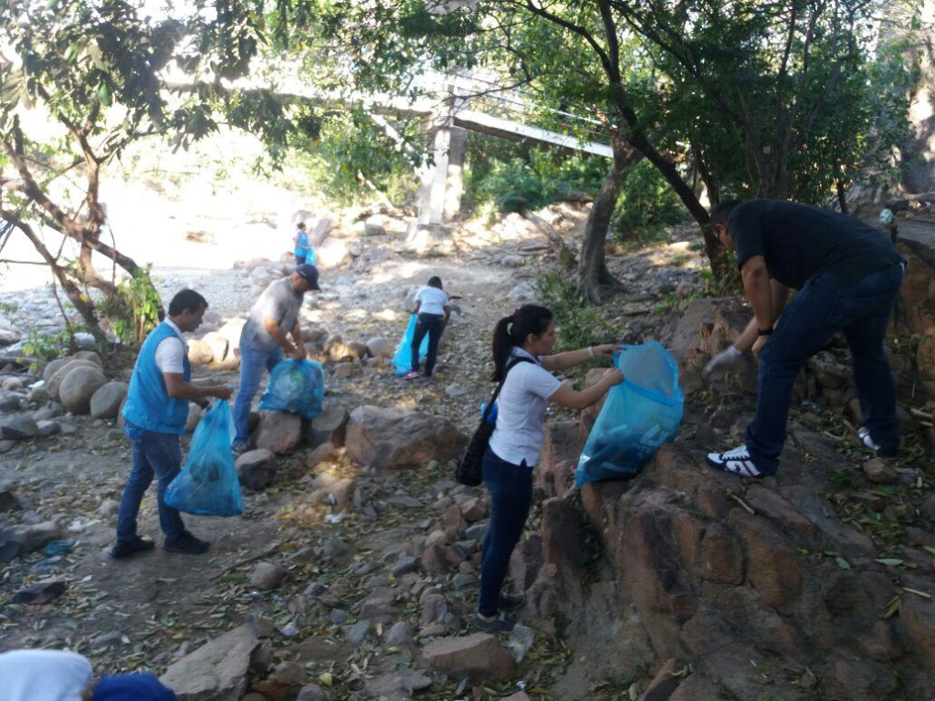 Recolección de residuos en la ribera del río Guatapurí