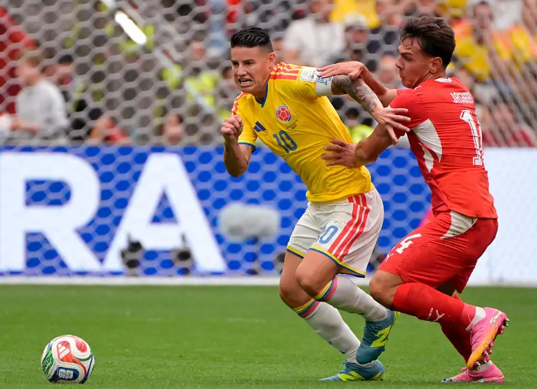 James Rodríguez disputa el balón durante el partido entre Colombia y Suiza en el Mundial 2026.