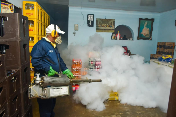 Brigada de la Secretaría de Salud realiza fumigación para controlar el dengue en Valledupar.